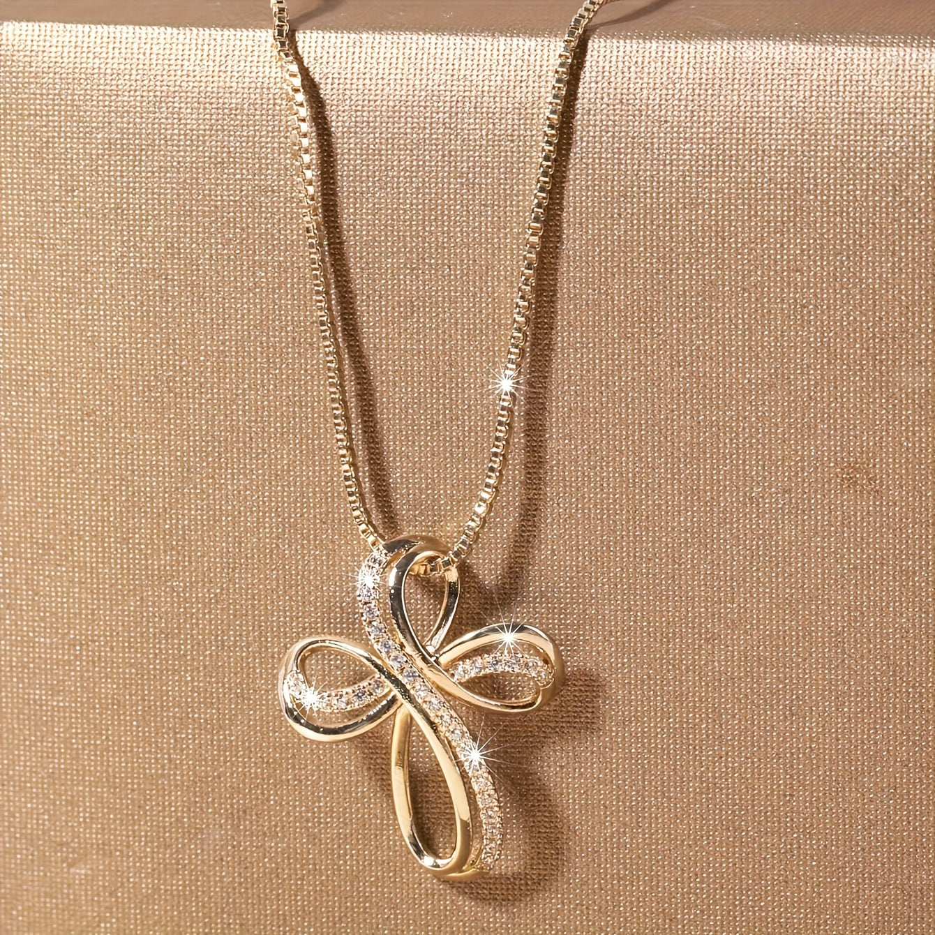Collier croisé en or blanc torsadé