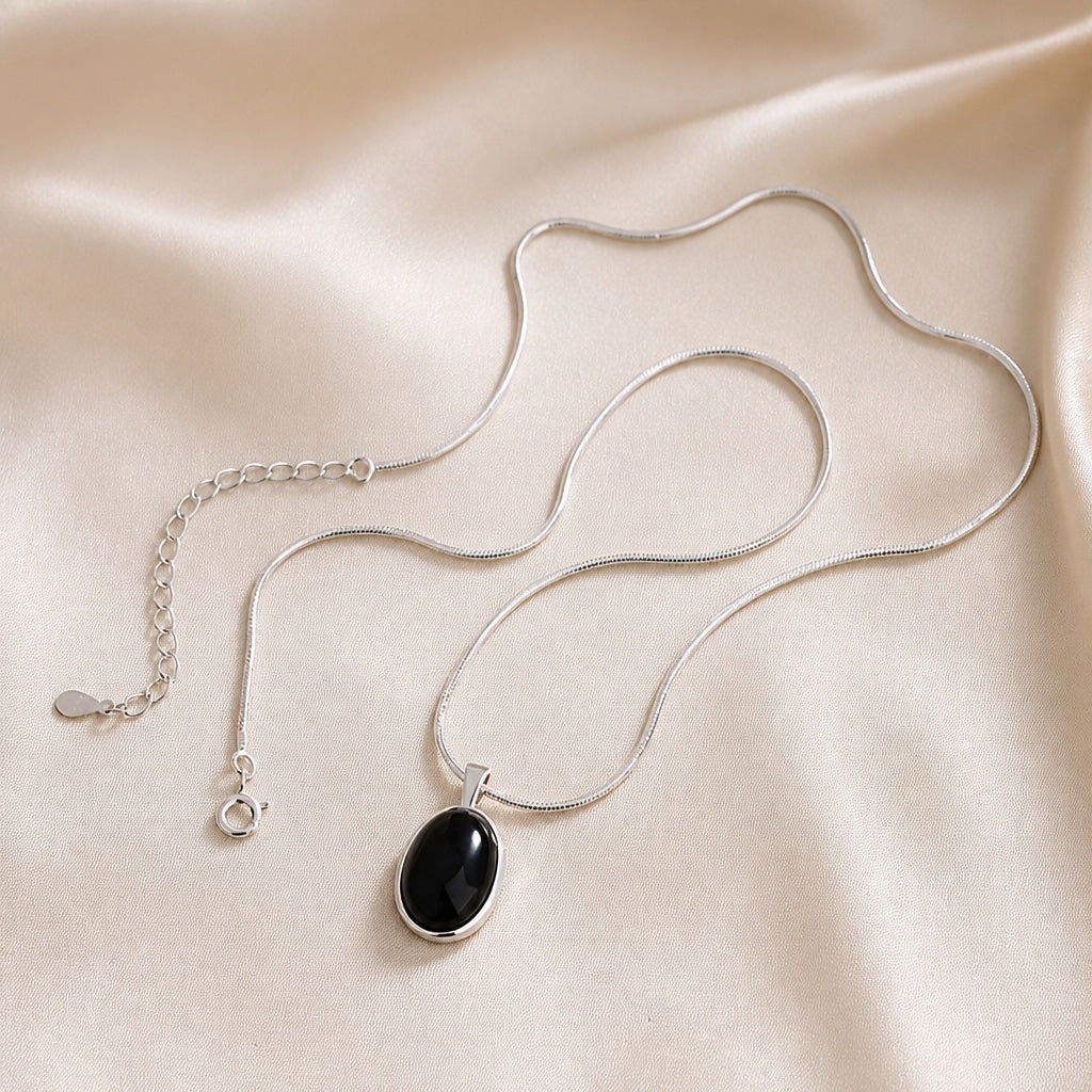 Collier ovale noir élégant en or blanc