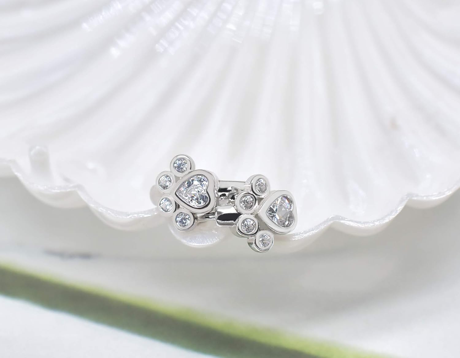 Boucles d'oreilles en forme de patte avec des zircons scintillants
