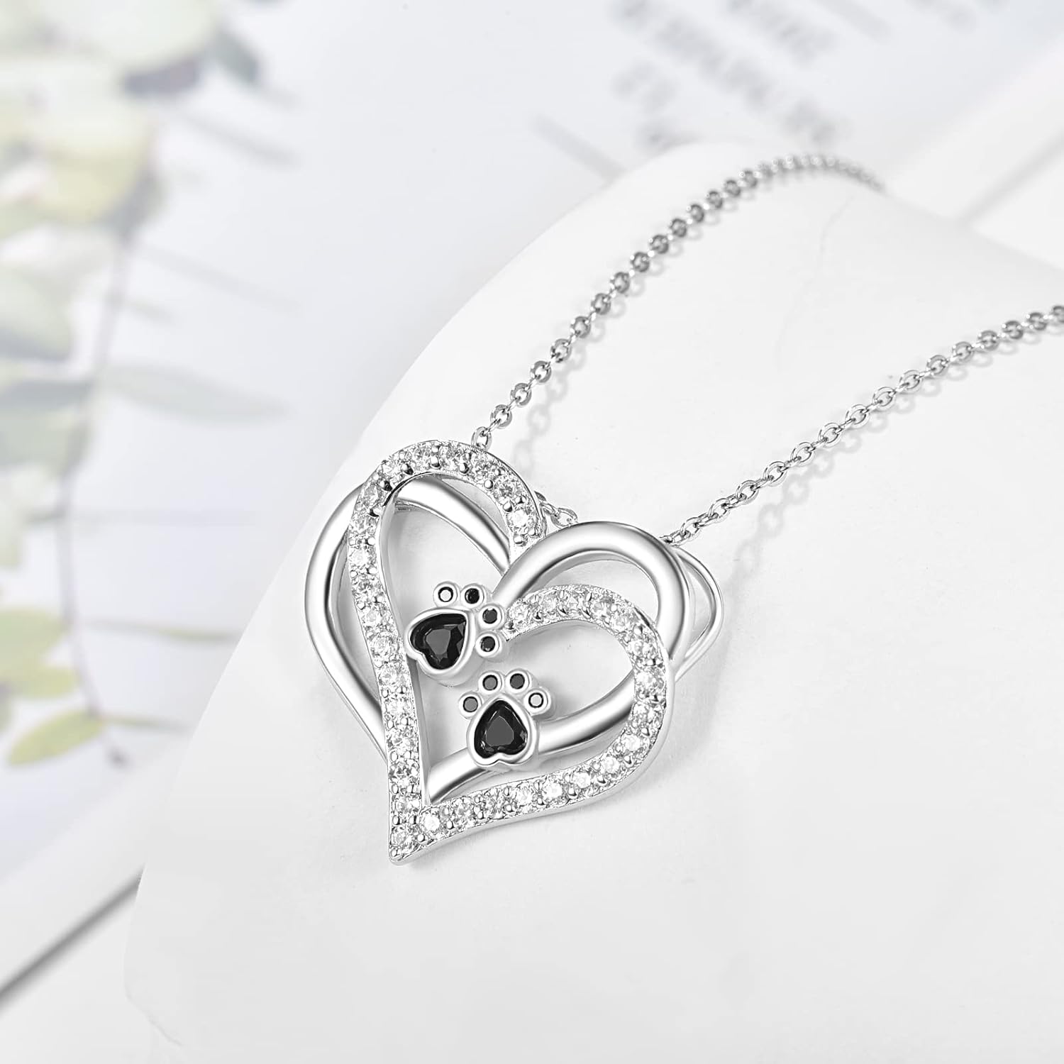 Collier en forme de patte de chien avec zircon