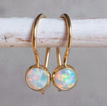 Boucles d'oreilles en opale blanche plaquées or intemporelles