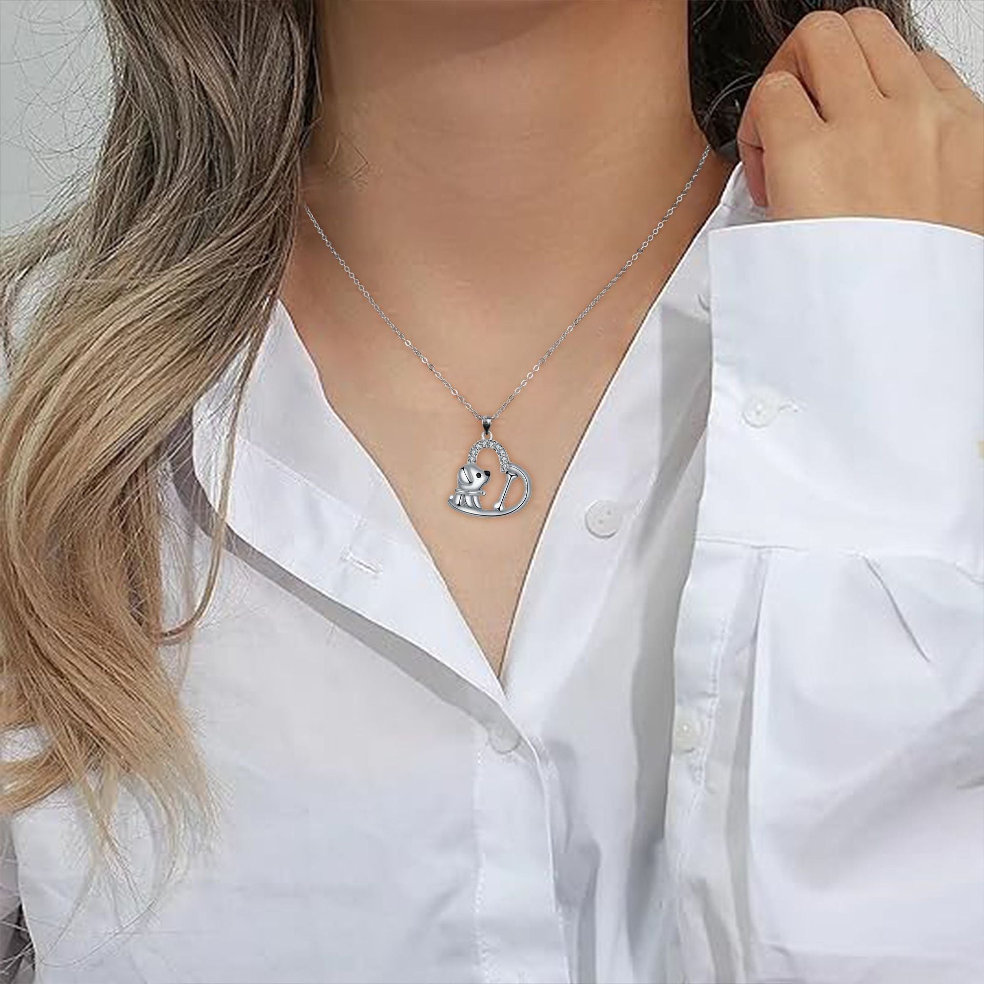 Collier en forme de cœur avec pendentif chien