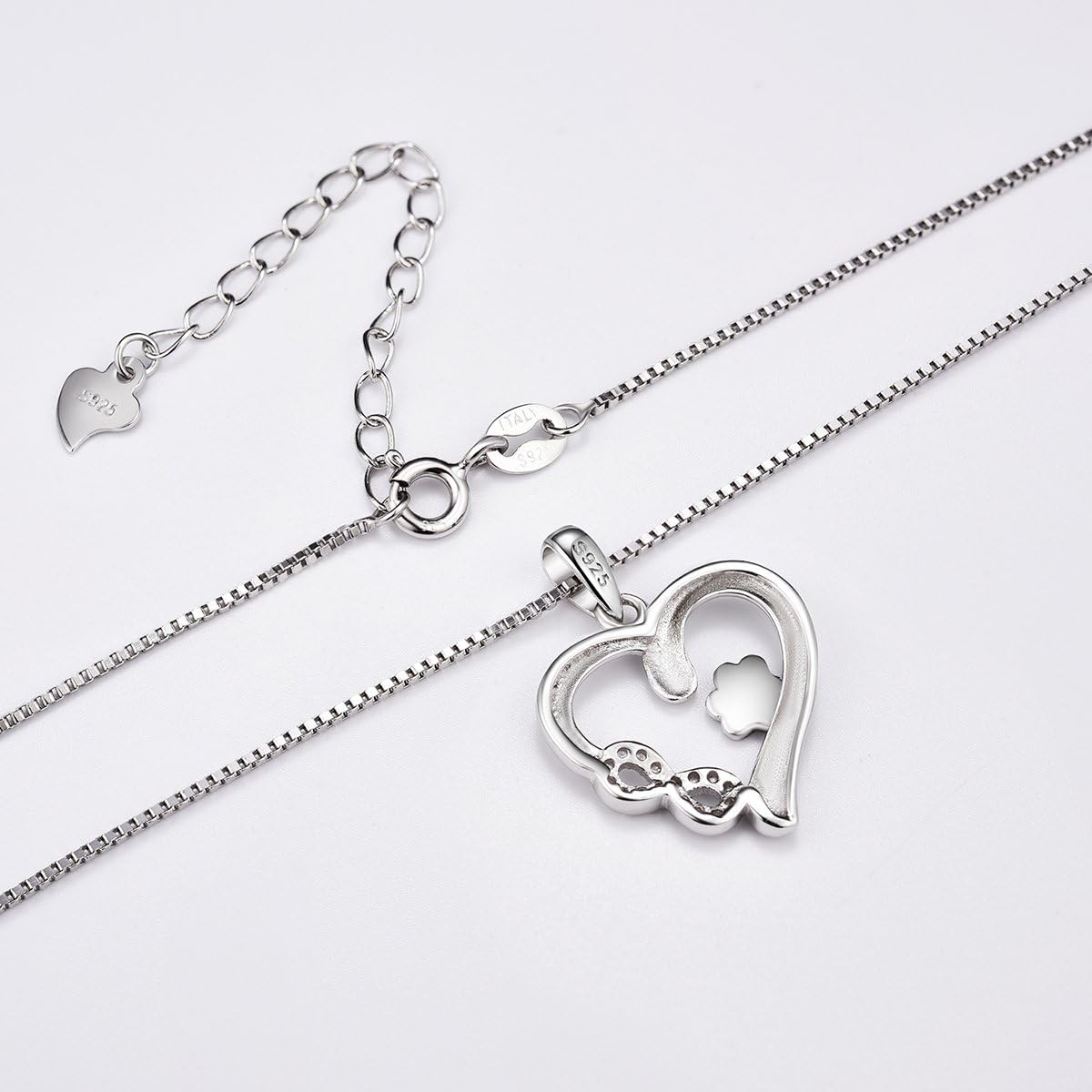Collier patte et cœur avec un pendentif infini