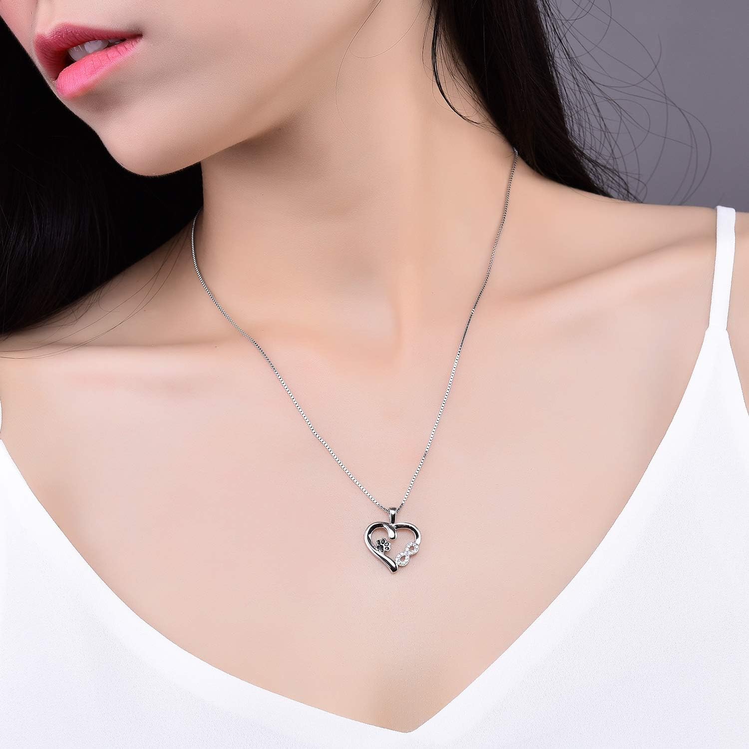 Collier patte et cœur avec un pendentif infini