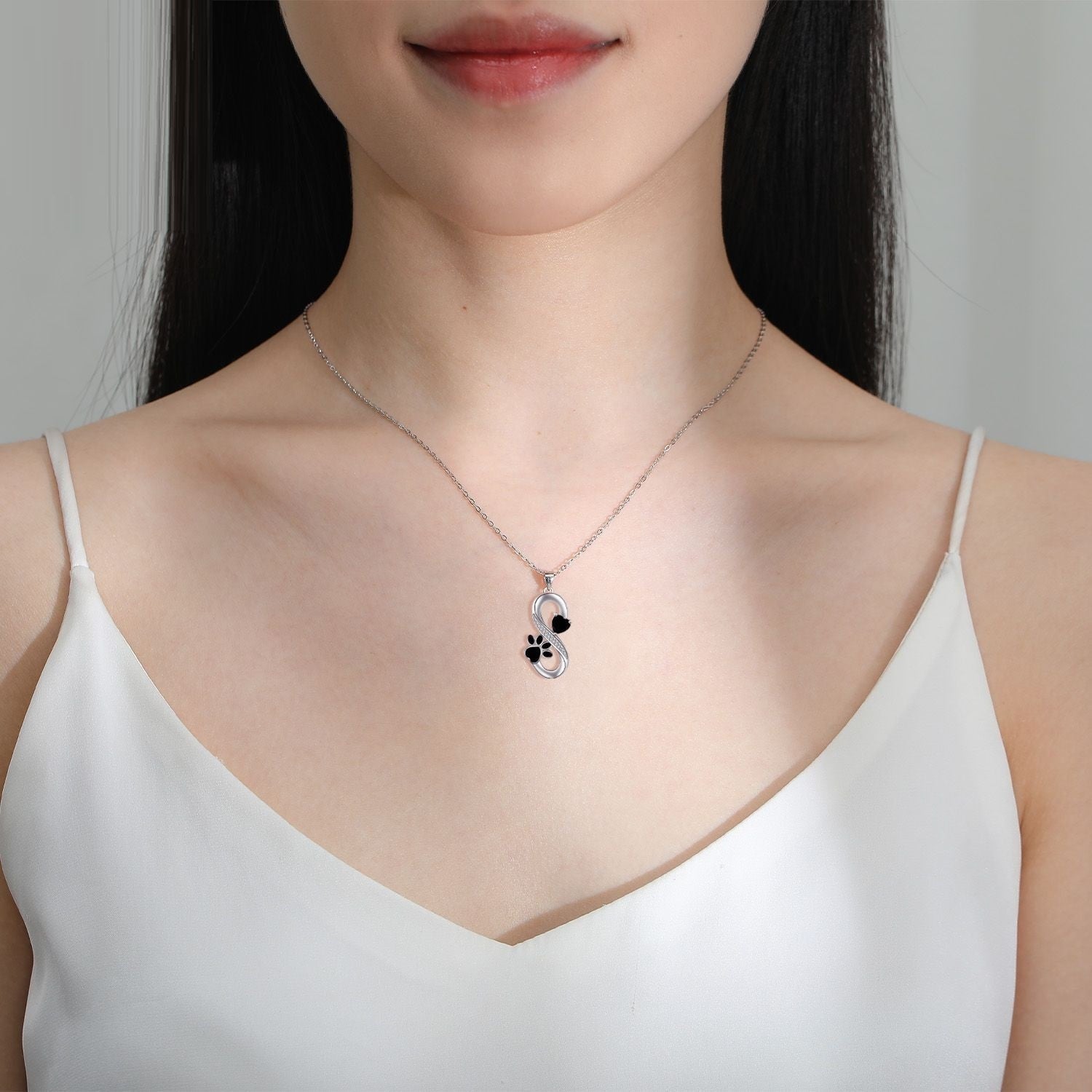 Collier symbole d'absurdité cœurs empreinte de patte