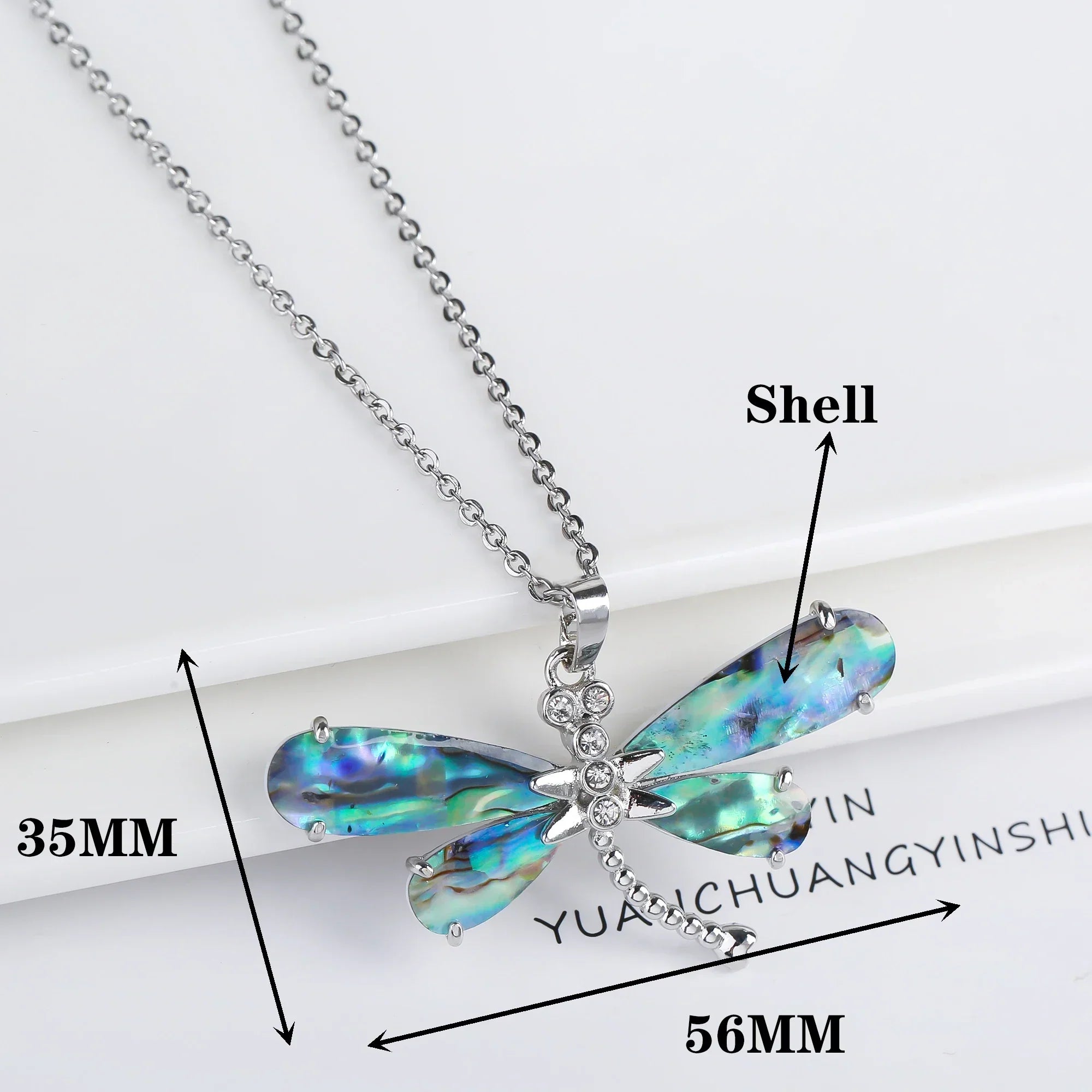 Collier pendentif papillon en coquille naturelle