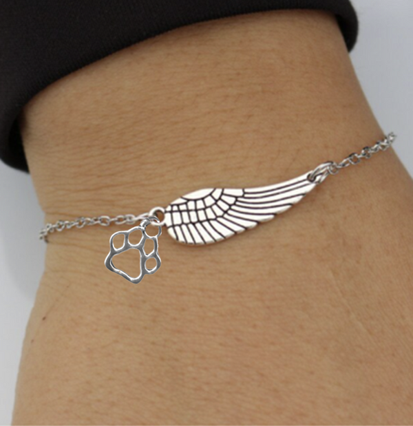 Bracelet souvenir argenté avec une aile d'ange et une patte, fait à la main