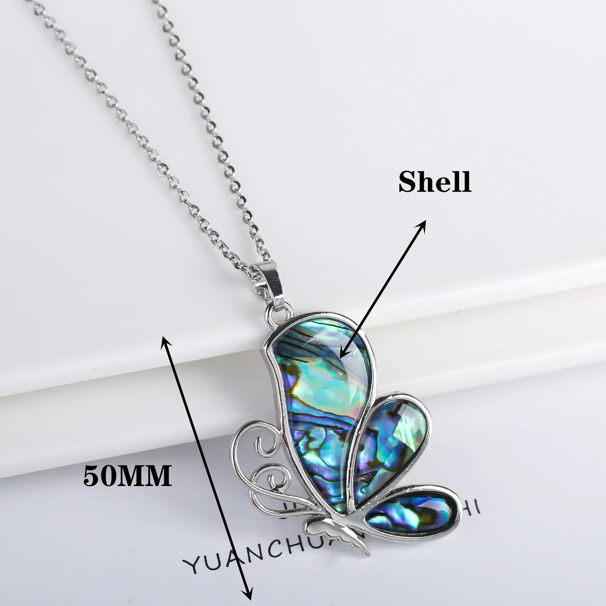 Collier pendentif papillon en coquille naturelle