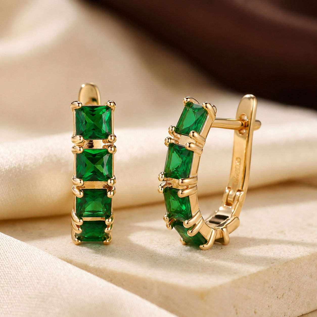 Boucles d'Oreilles Créoles Émeraude Épaisse en Or