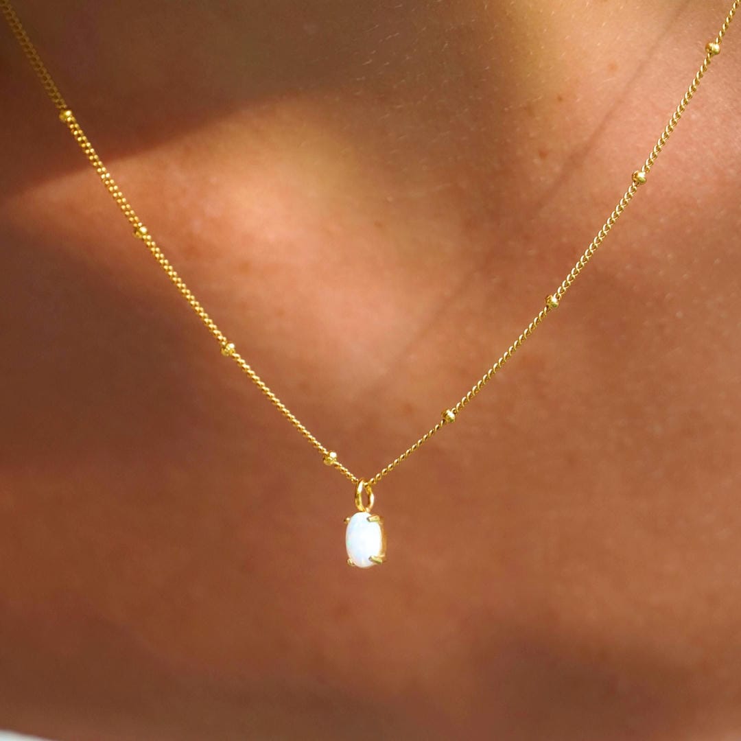 Collier en perles dorées avec pendentif en opale