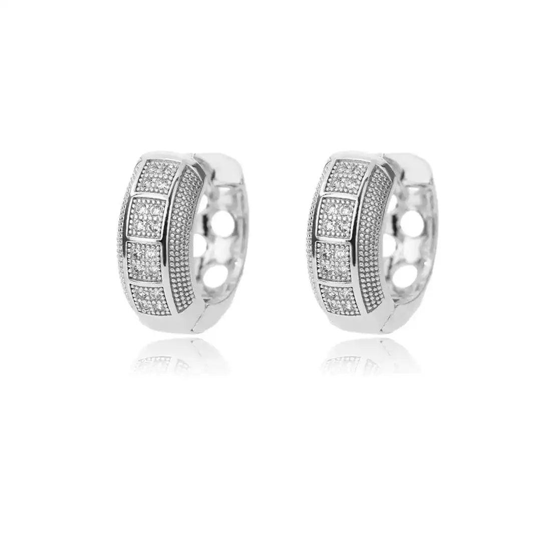 Boucles d'oreilles en anneau en zircon cubique intemporelles