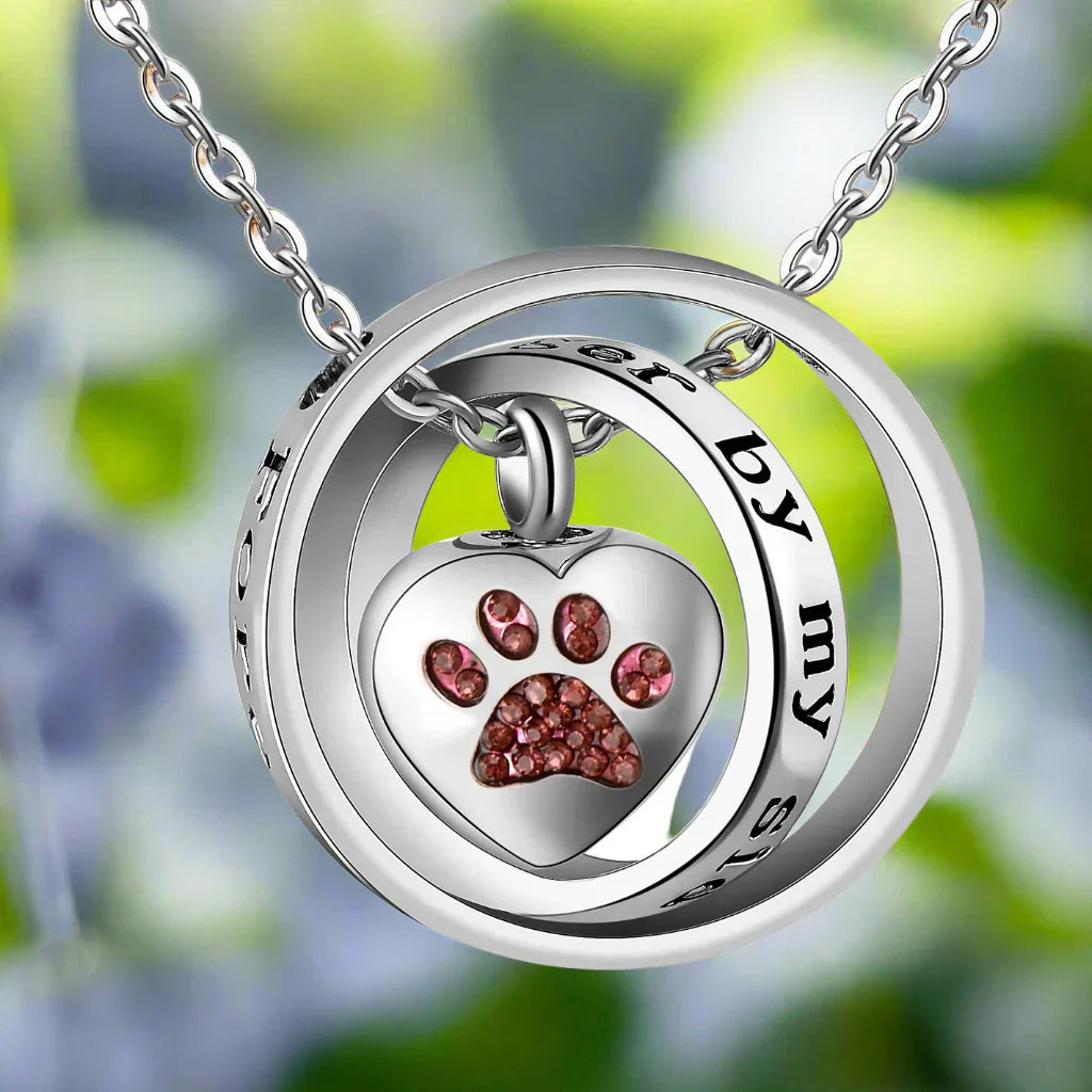 Et encore à mes côtés pour toujours, dans mon cœur, collier en acier inoxydable avec urne funéraire en forme de patte