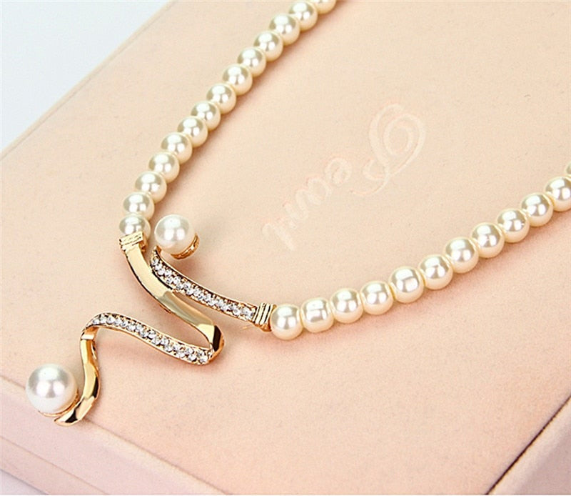Parure collier + boucles d'oreilles perles naturelles