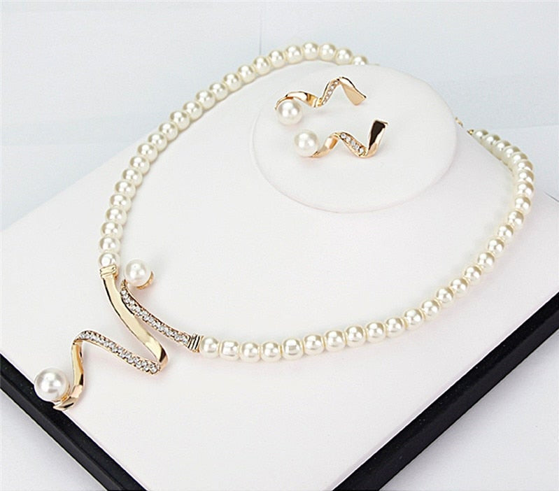 Parure collier + boucles d'oreilles perles naturelles