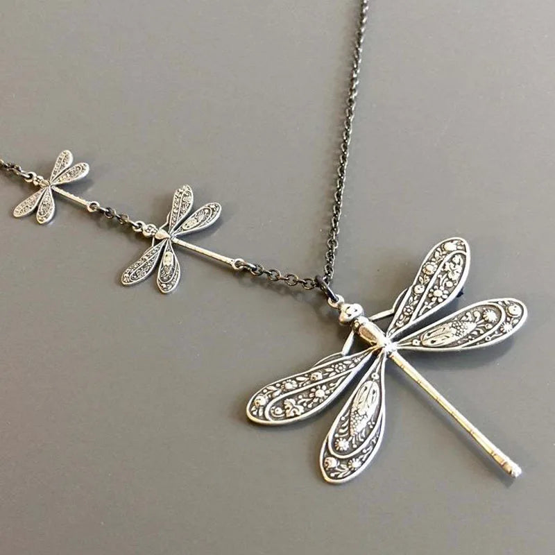 Collier vintage libellule – symbole de la lumière du changement et de la liberté