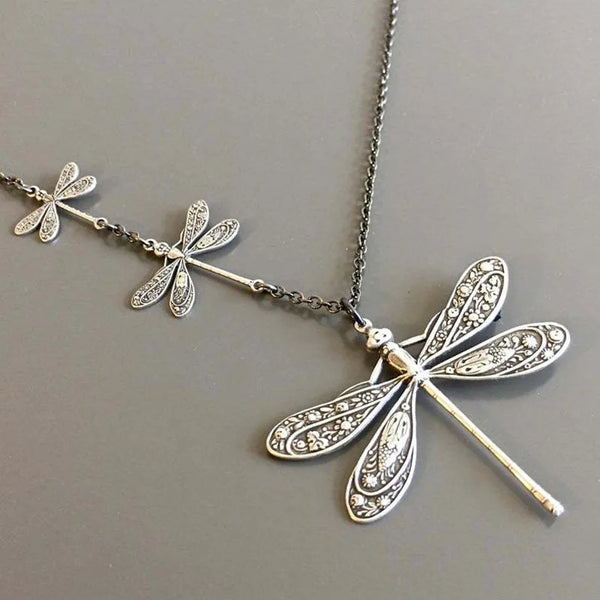 Collier vintage libellule – symbole de la lumière du changement et de la liberté