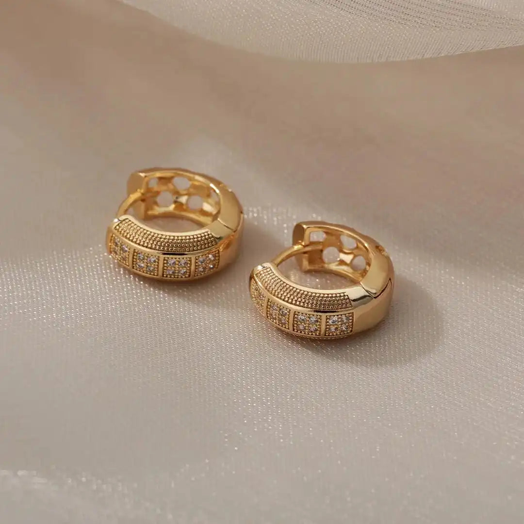 Boucles d'oreilles en anneau en zircon cubique intemporelles