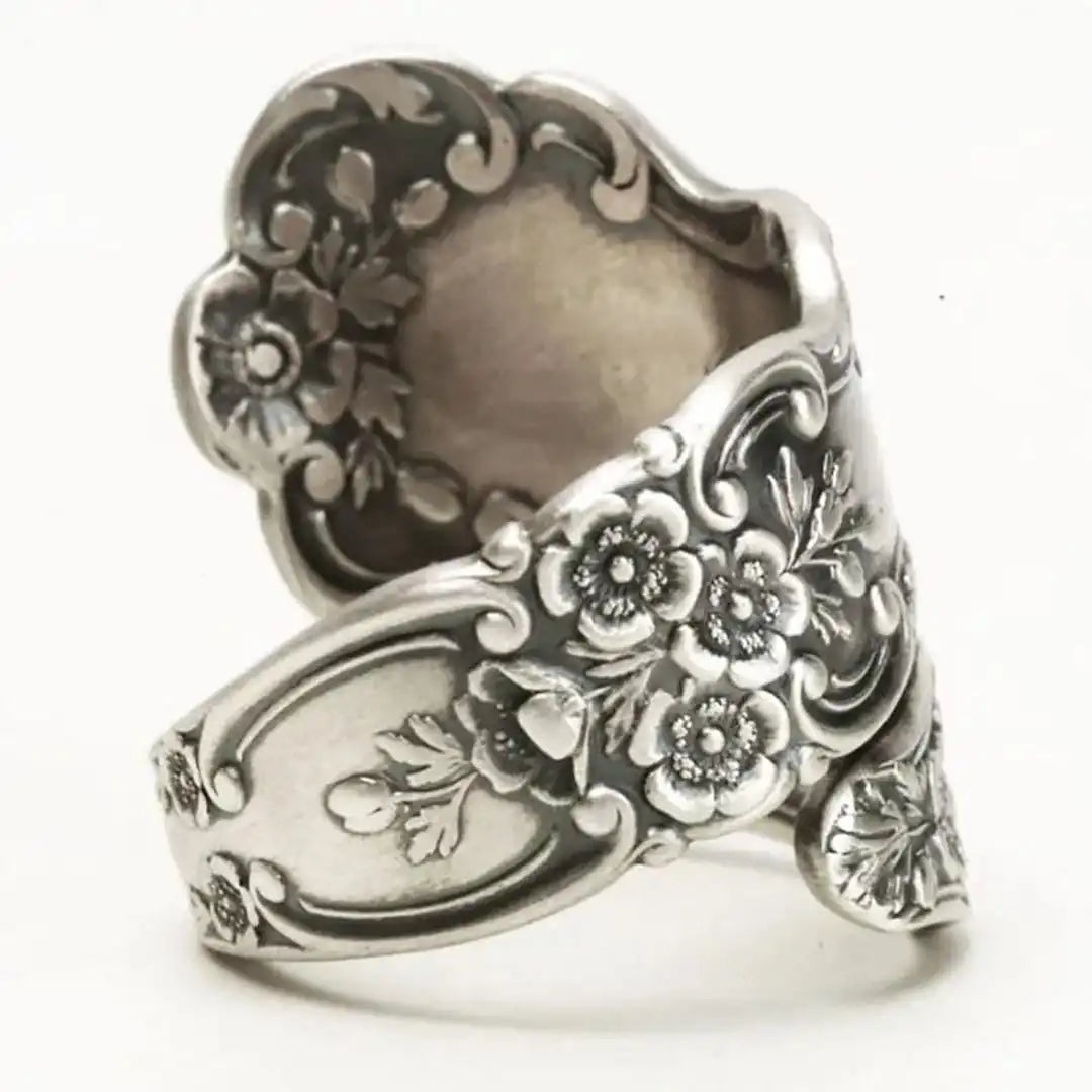 Bague à motif floral sculpté antique