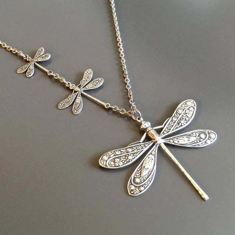 Collier vintage libellule – symbole de la lumière du changement et de la liberté