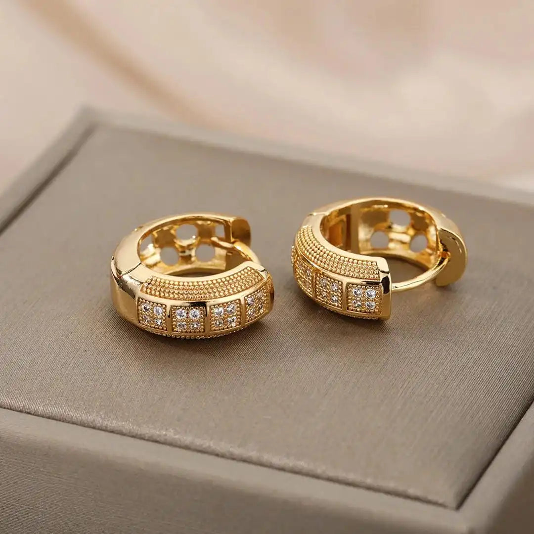 Boucles d'oreilles en anneau en zircon cubique intemporelles