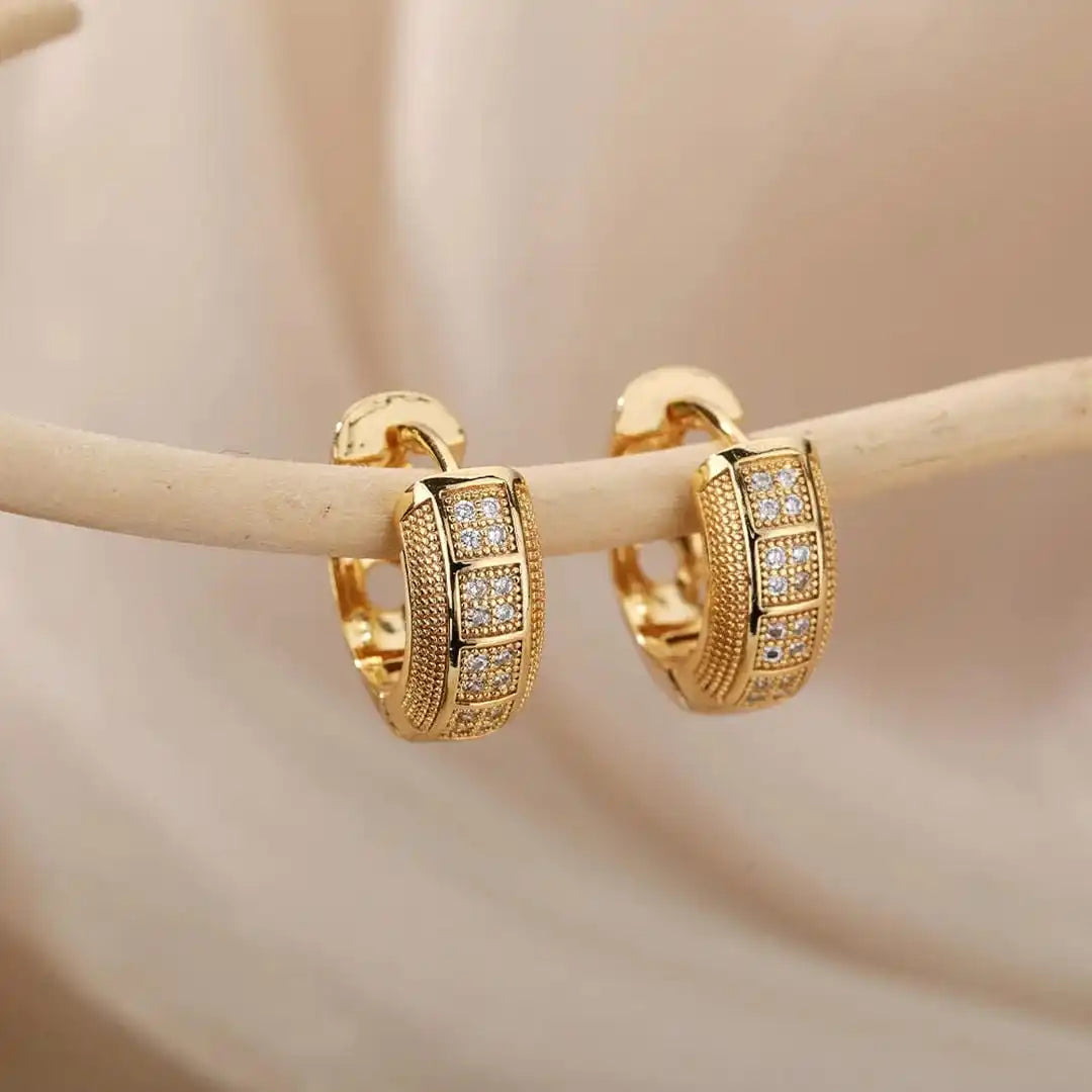 Boucles d'oreilles en anneau en zircon cubique intemporelles
