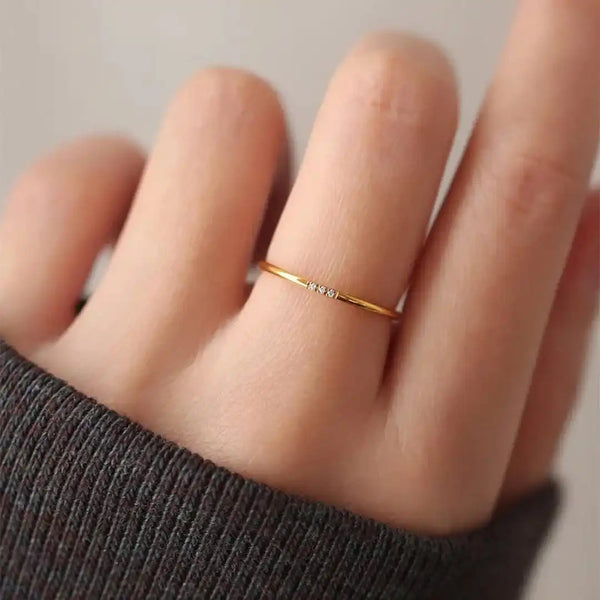Bague délicate en trois pierres pour empiler