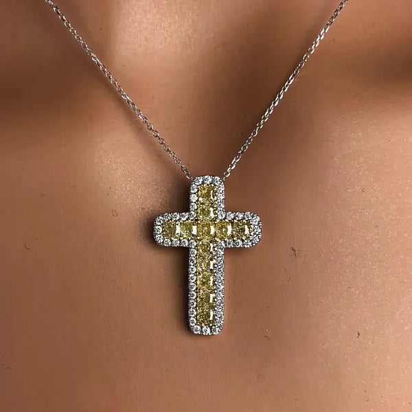 Collier pendentif croix en zirconium luxe
