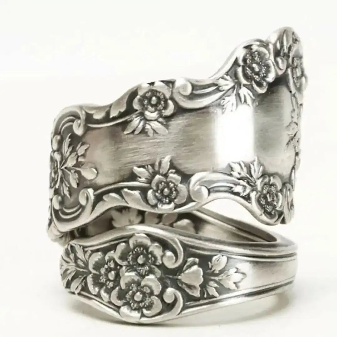 Bague à motif floral sculpté antique