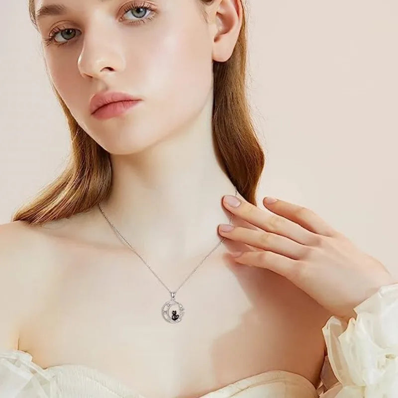 Collier pendentif en cristal de lune avec un chat noir