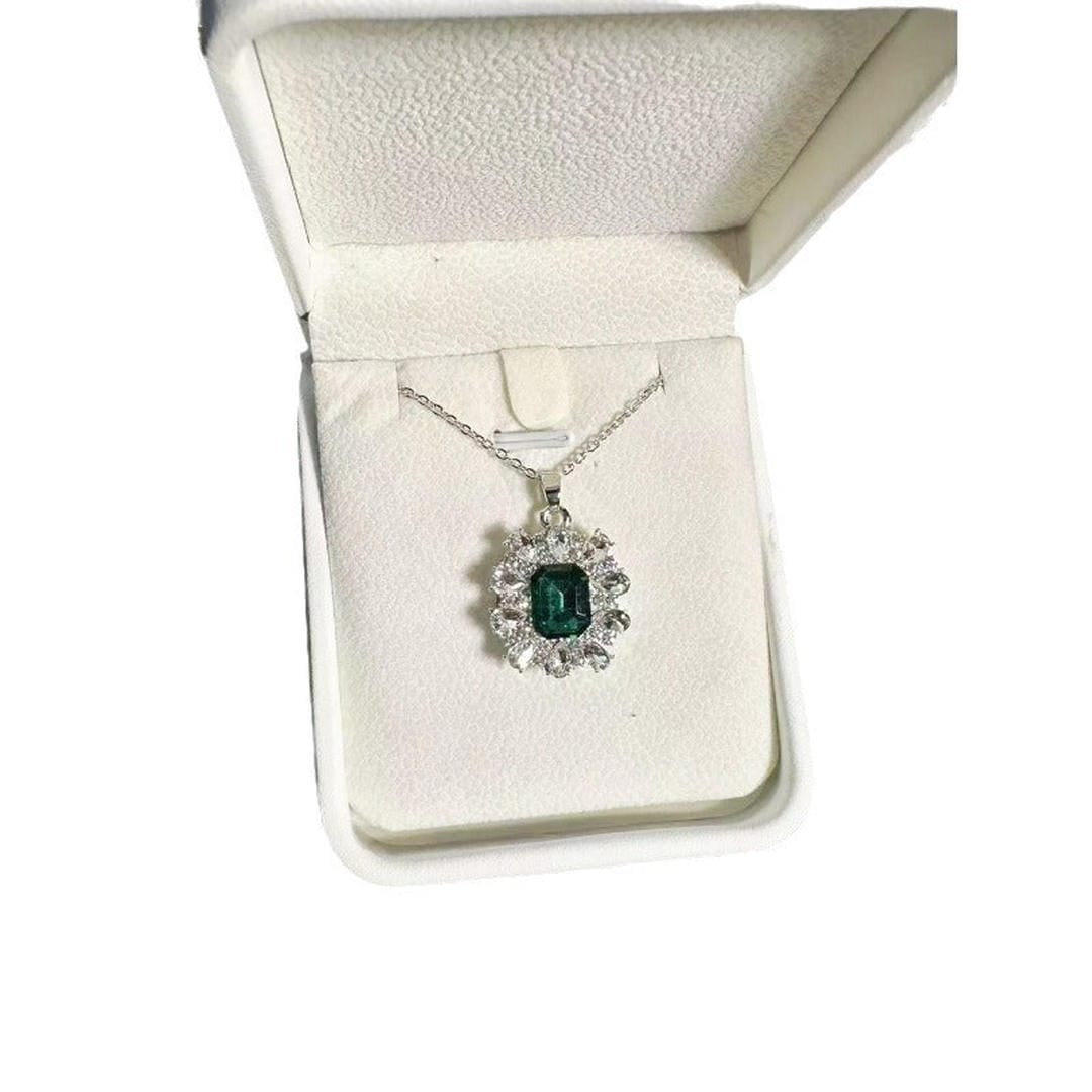 Collier en cristal émeraude vintage