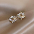 Boucles d'oreilles en opale blanche à fleurs