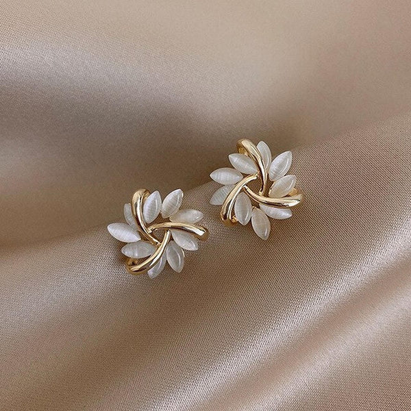 Boucles d'oreilles en opale blanche à fleurs