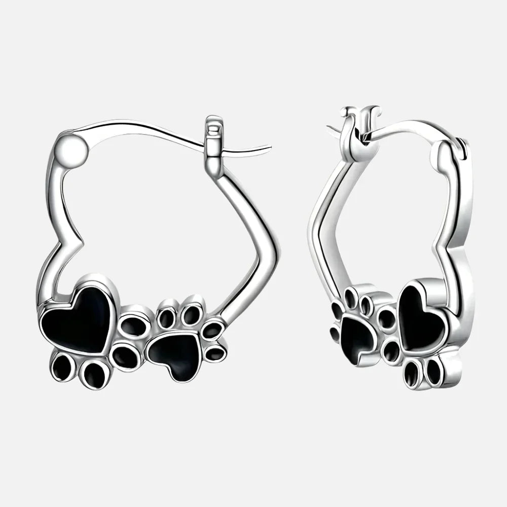 Boucles d'oreilles huggie en forme de cœur avec émail noir