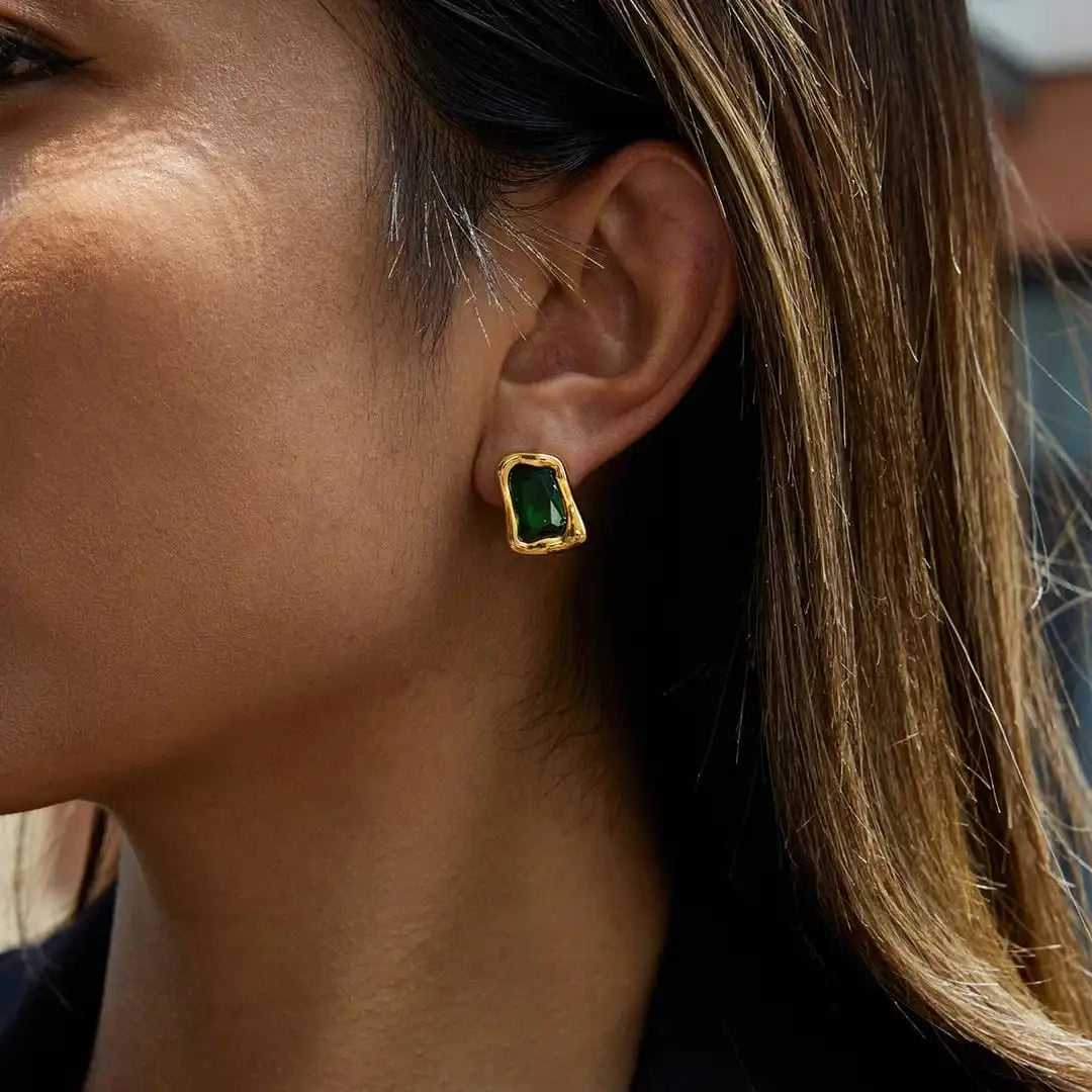 Boucles d'oreilles carrées en zirconium doré intemporel