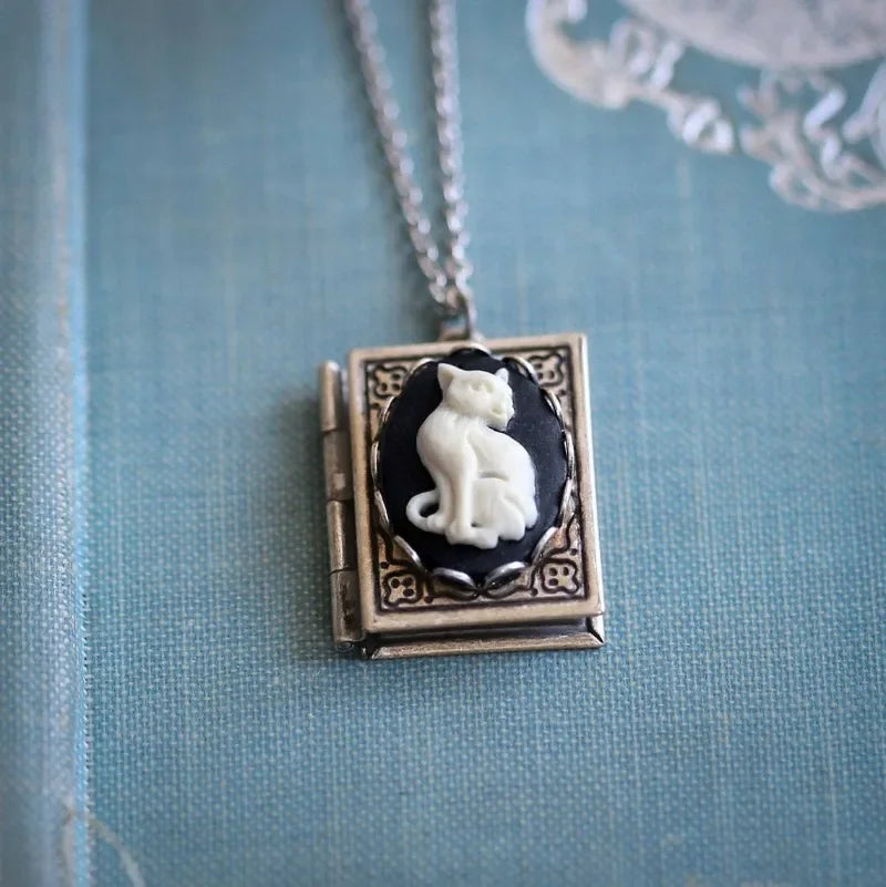 Collier pendentif livre chat vintage – design à page tournante