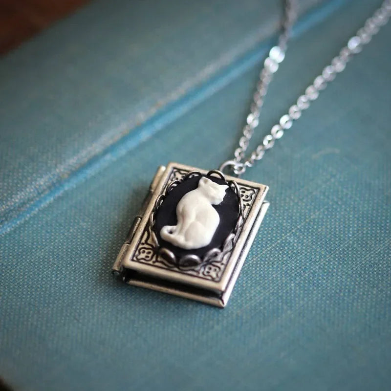 Collier pendentif livre chat vintage – design à page tournante