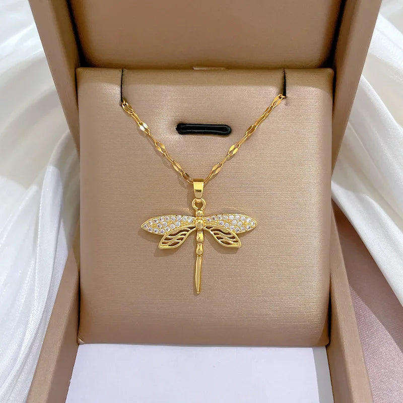 Collier libellule en cristal – symbole de changement et de beauté