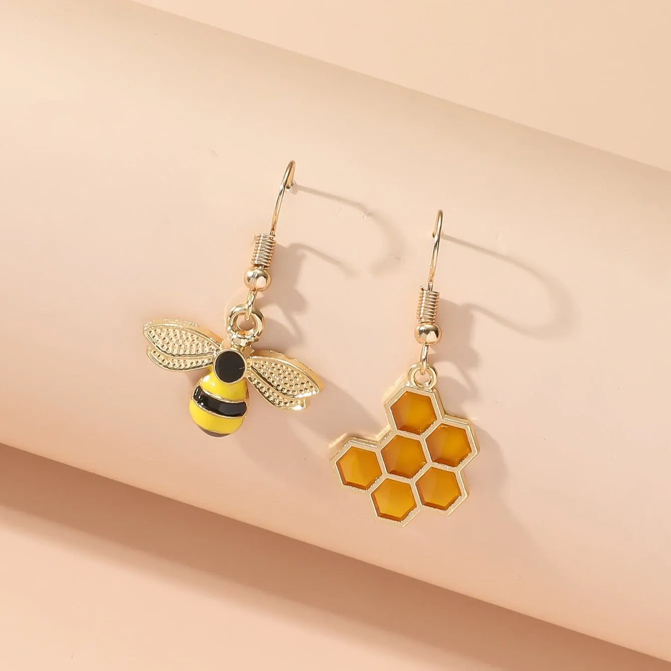 Boucles d'oreilles pendentif en forme de ruche et d'abeille – bijou doré pour femmes