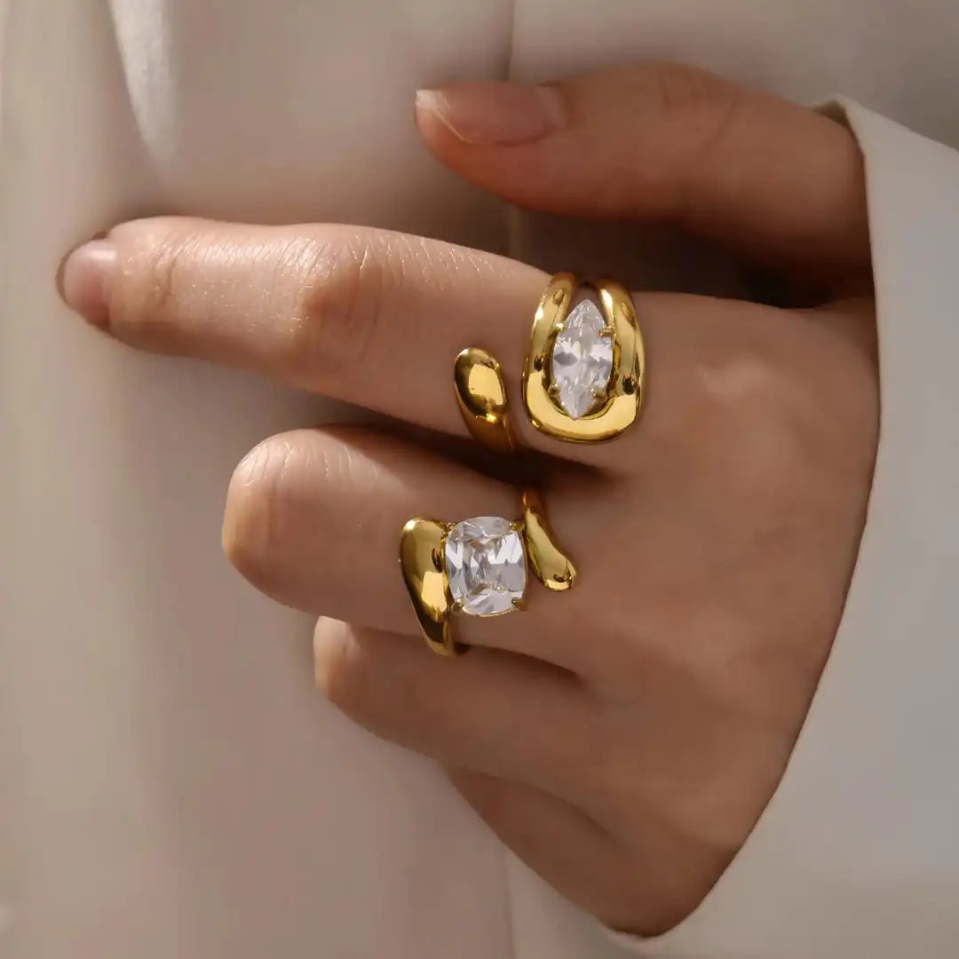 Bague en zirconia en forme de goutte d'eau dorée intemporelle