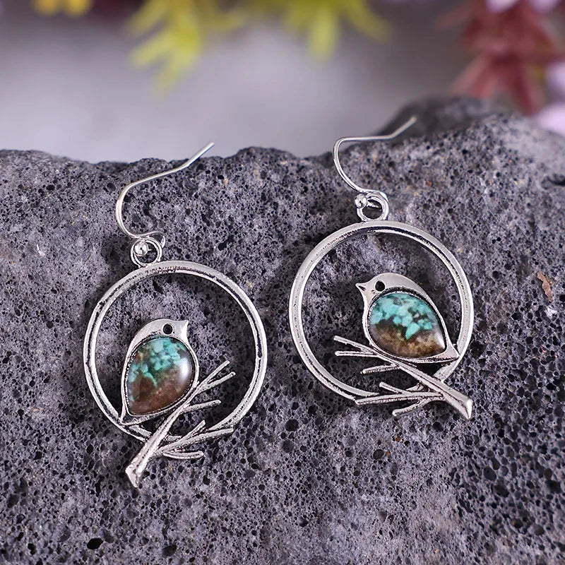 Boucles d'oreilles vintage oiseau sur une branche – symbole de liberté et de paix