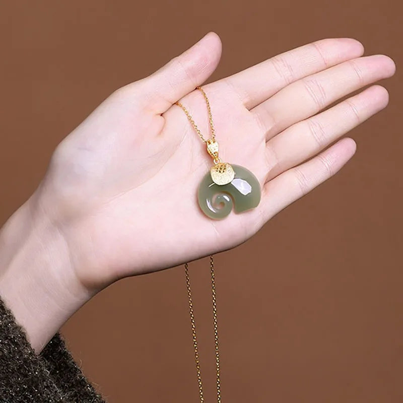 Collier pendentif éléphant en jade Hetian – Chaîne plaquée or 18K pour femmes