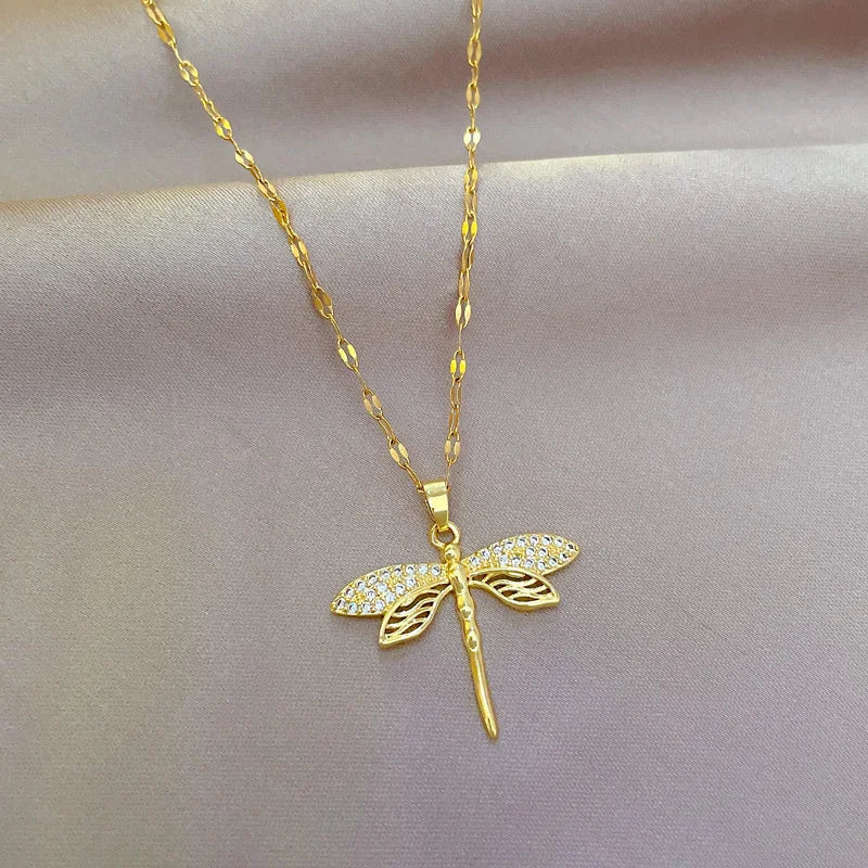 Collier libellule en cristal – symbole de changement et de beauté