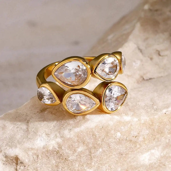 Bague en argent avec cinq pierres et une finition en forme de goutte