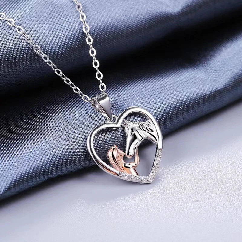 Collier fille et cheval en zirconium en forme de cœur magnifique
