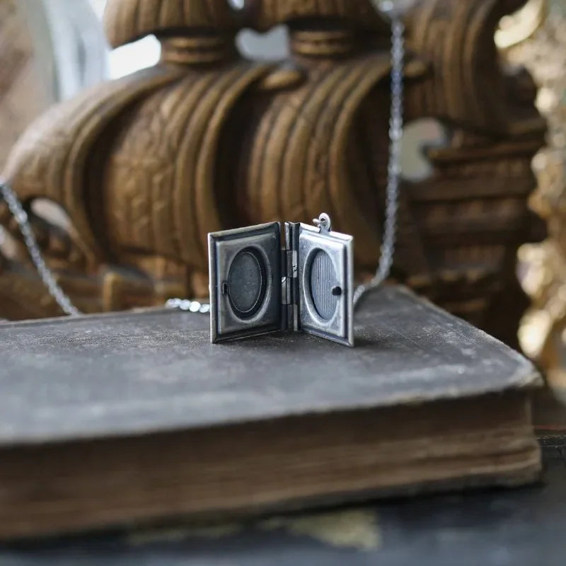 Collier pendentif livre chat vintage – design à page tournante