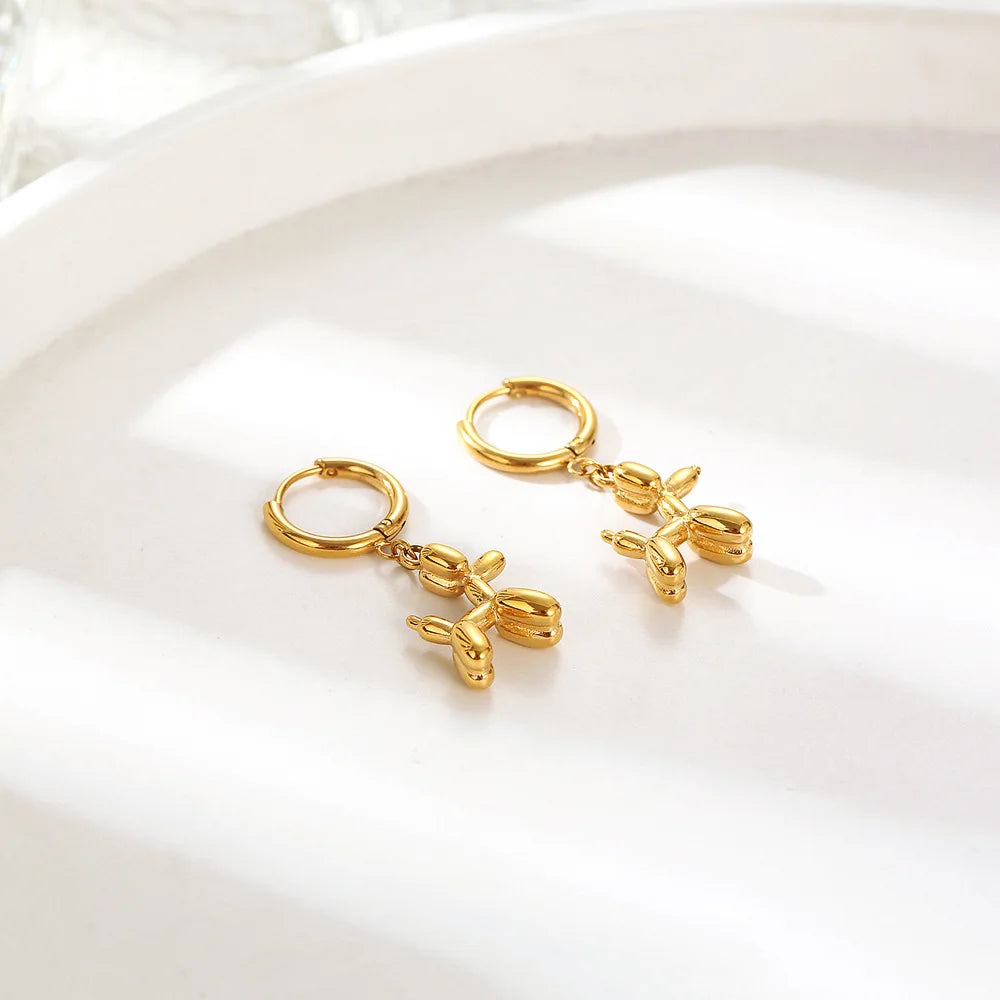 Boucles d'oreilles huggie en or mini avec un charm en forme de chien ballon