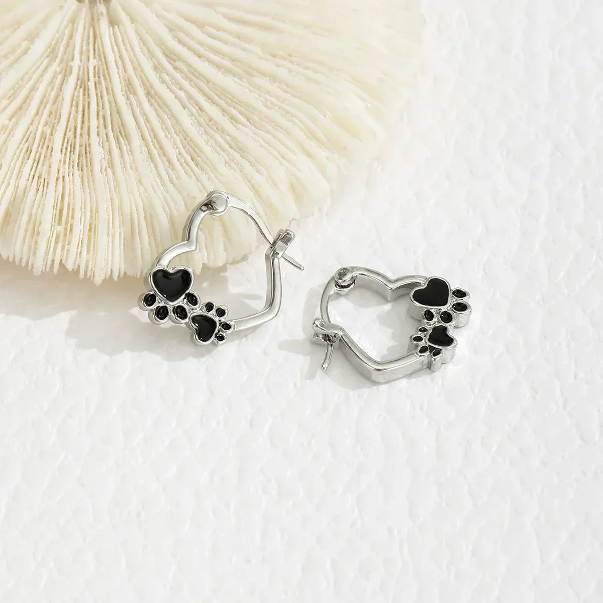 Boucles d'oreilles huggie en forme de cœur avec émail noir