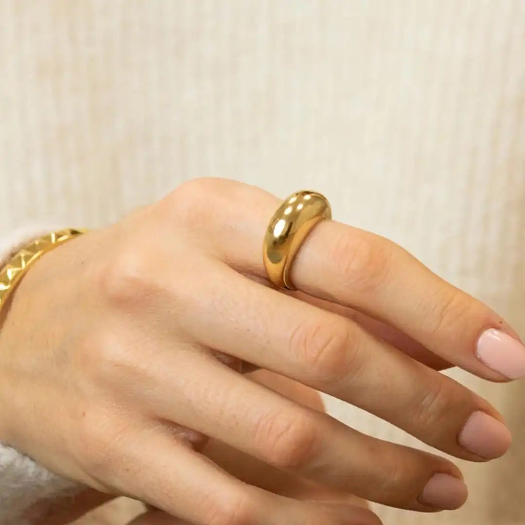 Bague en arc dorée intemporelle
