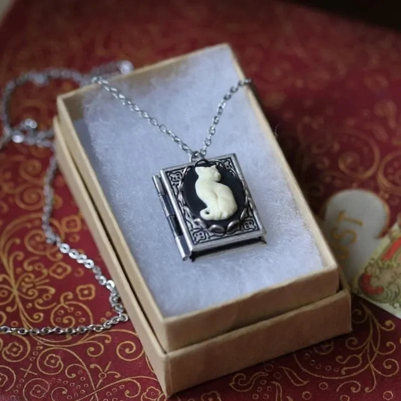 Collier pendentif livre chat vintage – design à page tournante