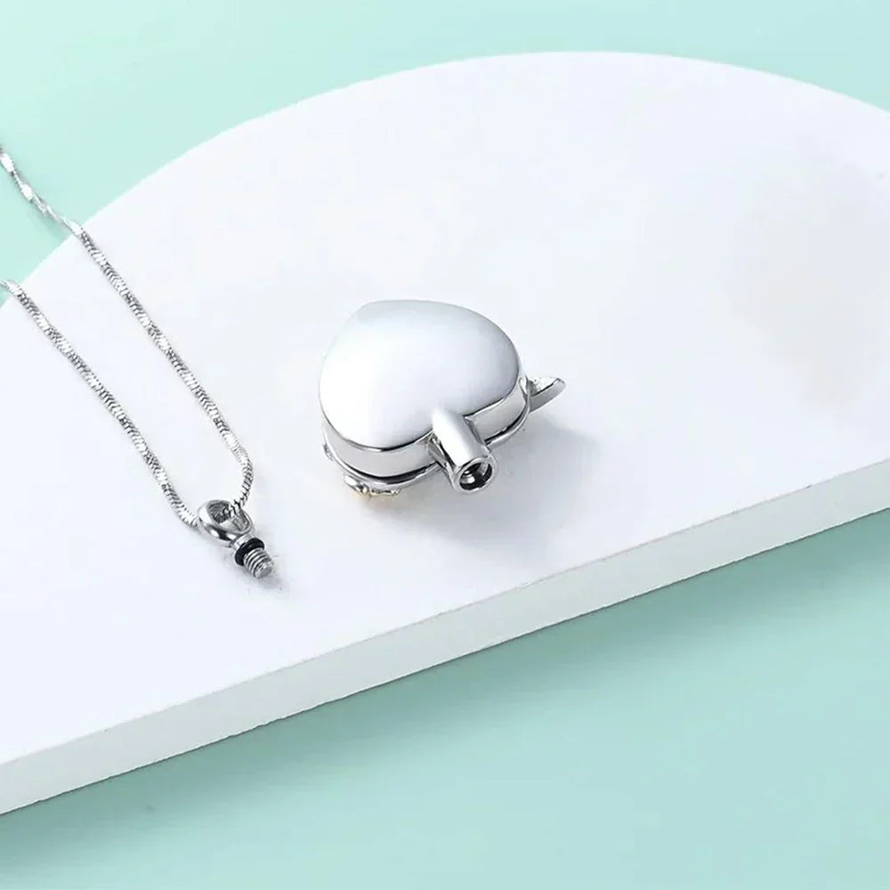 Collier en forme de cœur de colibri en urne funéraire